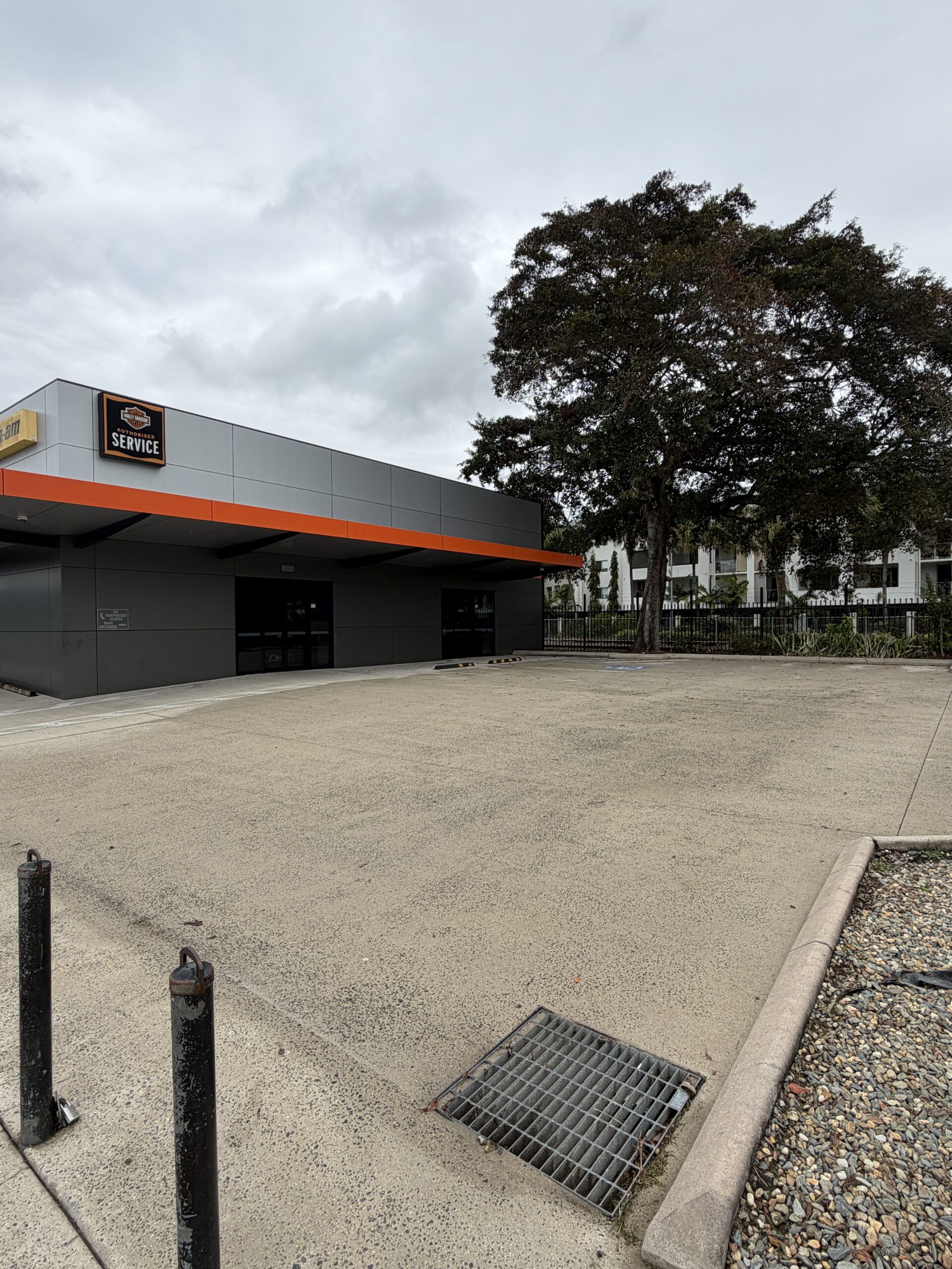 Before and after commercial pressure cleaning results in Cairns